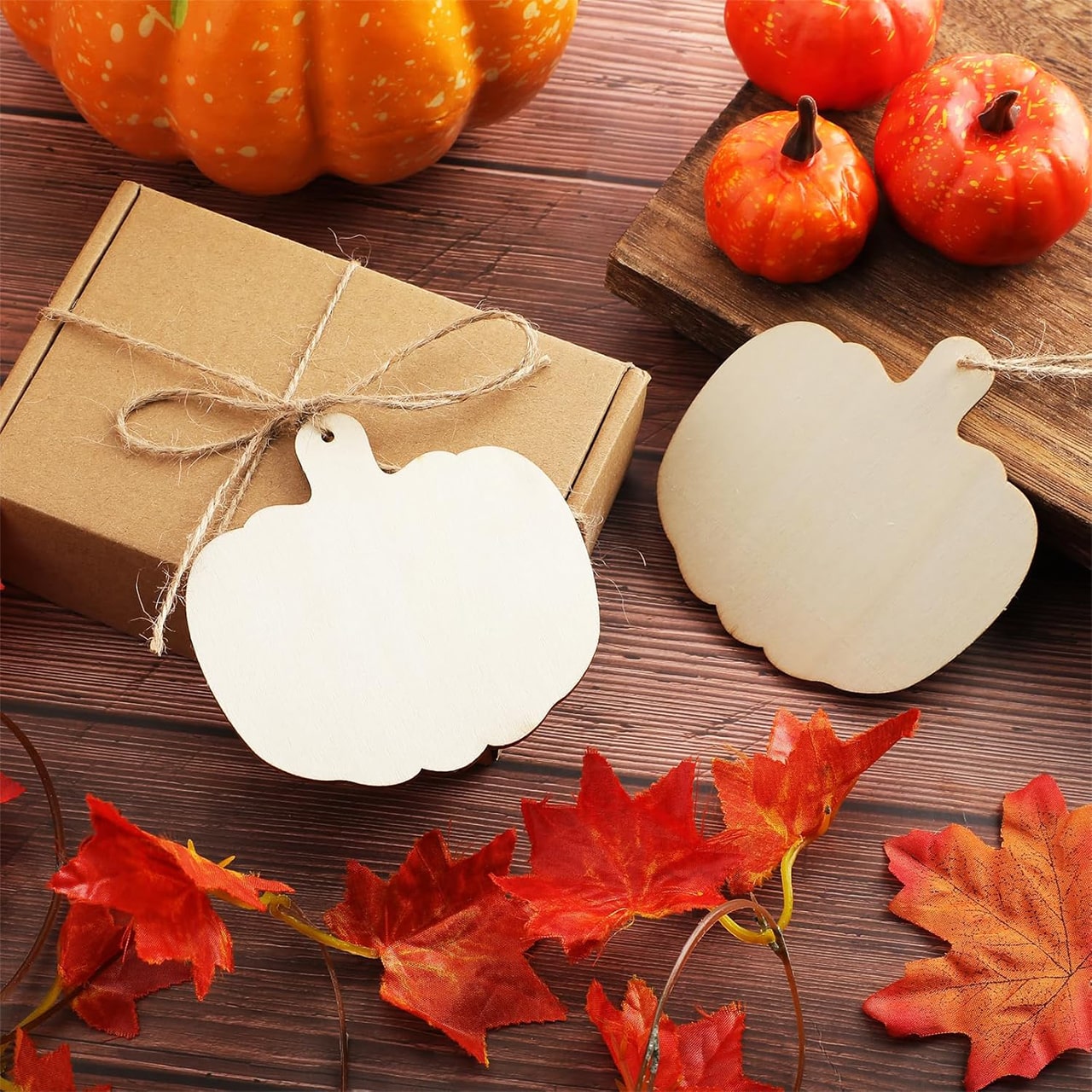 Естествени дървени декорации за уютна есенна атмосфера навън или вътре.
