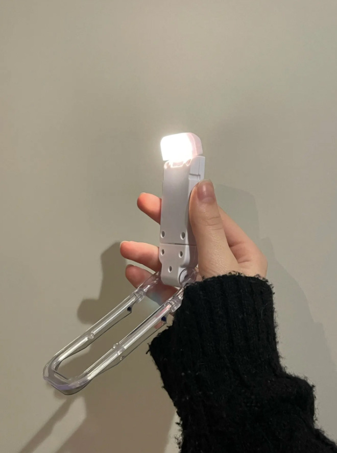 ReadLed, мини LED лампа, която може да се закачи на книга - Image 9